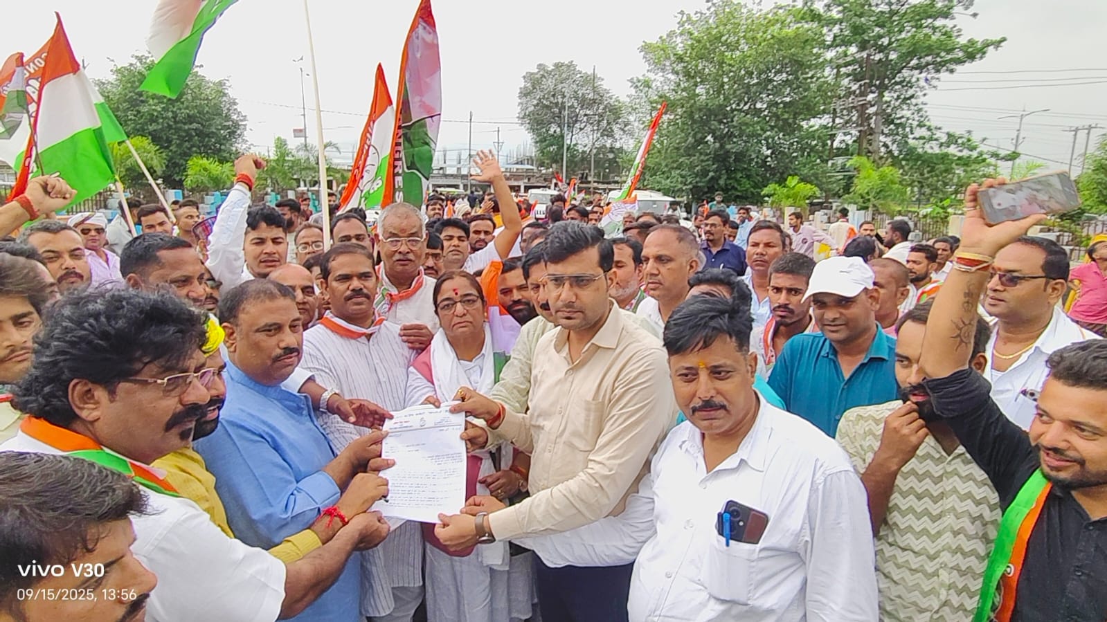 मतदाता सूची में अनियमितताओं के खिलाफ कांग्रेस ने कलेक्टर को सौंपा ज्ञापन